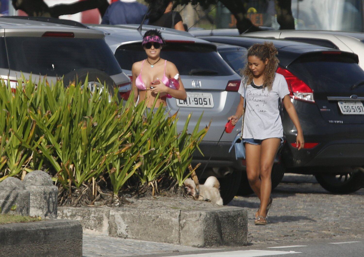 Munik mostra suas novas próteses de silicone em dia de praia no Rio