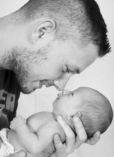 Apesar de ainda ser comum escutar que muitos pais só se sentem verdadeiramente pais ao pegar o filho no colo pela primeira vez, a psicóloga observa que os homens têm se envolvido cada vez mais na gestação da companheira. “O nascimento do bebê é o momento em que a paternidade se concretiza. Participar da dinâmica da gestação favorece o envolvimento emocional entre pai e filho, além de contribuir para uma relação mais harmoniosa entre o homem e a mulher. É importante que o futuro pai se sinta incluído para ir construindo a sua paternidade”, explica.