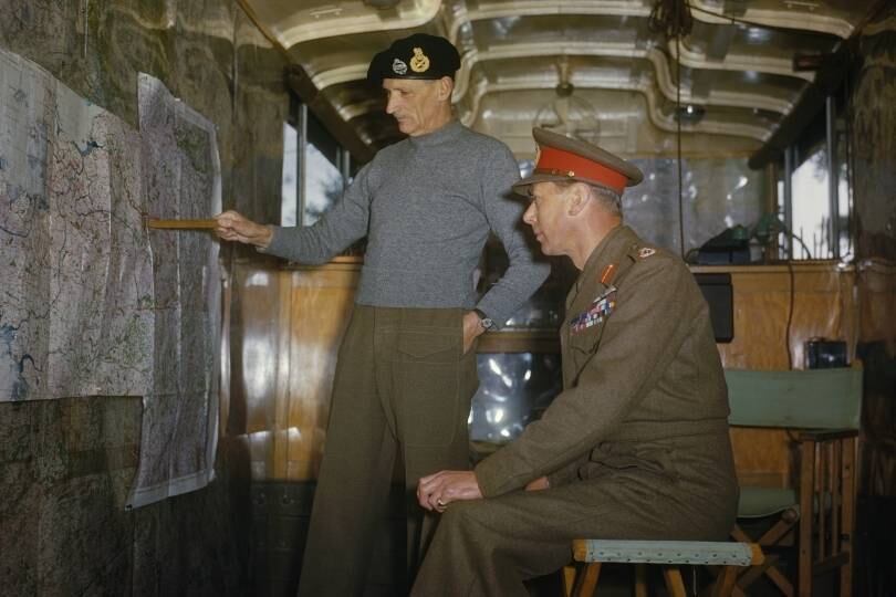 As imagens recém-divulgadas mostram até mesmo o rei da Inglaterra, George VI, vendo as explicações do marechal Sir Bernard Montgomery sobre as estratégias dos aliados durante visita à Holanda, em outubro de 1944