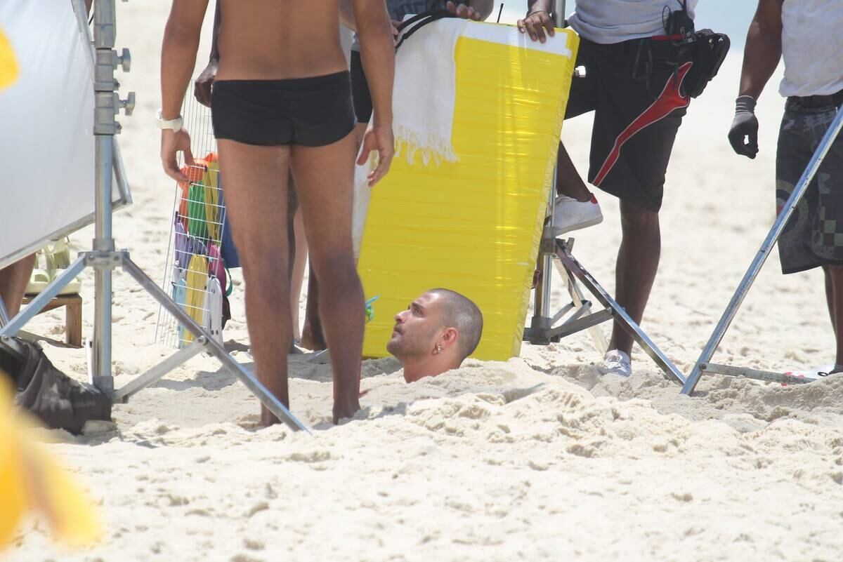 Para uma determinada cena do clique, Diogo Nogueira precisou ser enterrado na areia