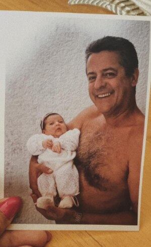 Giulia ainda bebê com o pai