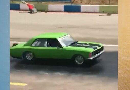 Acidente foi registrado por pessoas na arquibancada