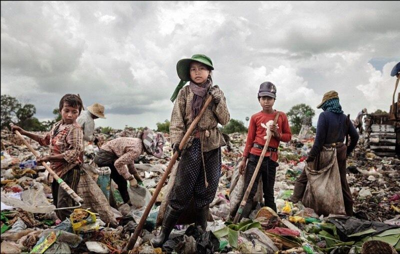 Lia Neang Syer, de 14 anos, já trabalhou no
lixão por quatro anos e teve que desistir de seus estudos porque não tinha
dinheiro para pagar livros e aulas extras. Ela tem duas irmãs e um irmão mais
novo. A mãe também trabalha no lixão. Ela não gosta do trabalho, mas  é
forçada porque sua família precisa do dinheiro para viver