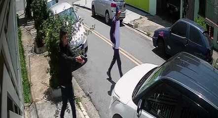 Vítima estava dentro do carro quando foi abordada