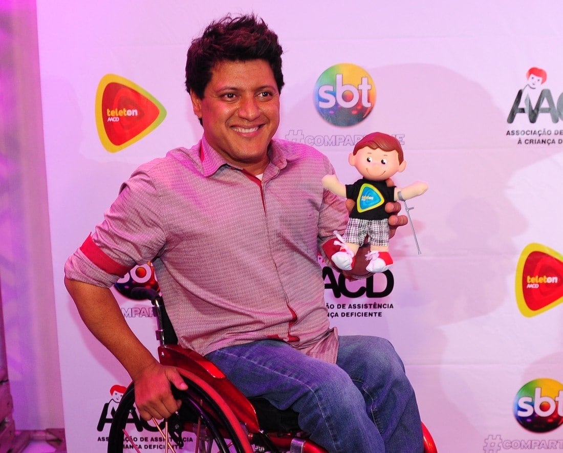 O
compositor Wellington Camargo, irmão dos sertanejos Zezé di Camargo e Luciano,
também marcou presença na primeira noite do Teleton 2013
Para os
que não se lembram, Wellington Camargo foi sequestrado no ano de 2002, ficando 94 dias em cativeiro.
O caso ganhou repercussão nacional