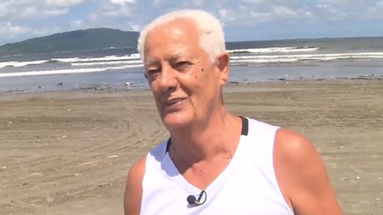 O terceiro segredo é rir! Esbanjando simpatia, seu Marcos arranca gargalhadas de quem está por perto
