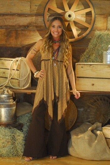 A Fazenda 1 ainda
estava no comecinho quando a apresentadora Bárbara
Koboldt bateu o sino e pediu para sair da disputa por R$ 2 milhões. Os
participantes se esforçaram para convencer a peoa a desistir da decisão, mas
foi em vão 