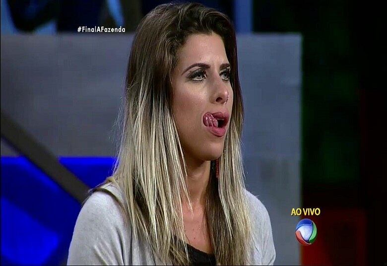 Mas, em um certo momento Minerato passava a língua em seus lábios na tentativa de controlar os nervos

+ Douglas Sampaio é o campeão de A Fazenda 8. Relembre a participação do vencedor
+ Ana Paula Minerato é vice-campeã de A Fazenda 8. Veja como foi a participação da peoa no reality show
+ Luka Ribeiro é o terceiro colocado de A Fazenda. Relembre a trajetória do ator
+ “Tem participante que vai colher frutos muito ruins aqui fora”, crava JP Mantovani
+ Douglas leva tapa na cara de Mara Maravilha, cai no choro e afirma: "Ela não merece um pingo de respeito"
+ Veridiana joga bebida em Marcelo Bimbi durante festa de encerramento e causa climão

