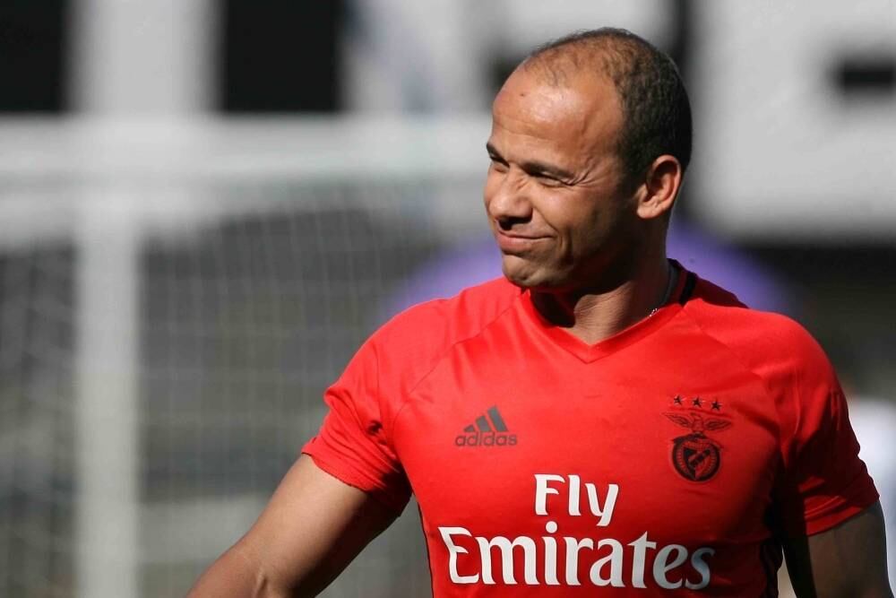 Já o líder do Campeonato Português entrou em campo com 15
desfalques, dentre eles o atacante Jonas o goleiro Julio Cesar, e sentiu a
falta de entrosamento. Léo atuou por ambas equipes em sua carreira e no amistoso vestiu as duas camisas