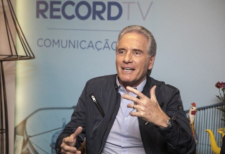 O apresentador explicou que os telespectadores terão mais ângulos para
acompanhar tudo o que os peões aprontarão. "Com oito edições, a emissora
aprendeu onde funcionam as coisa, então, todas as dimensões foram
calculadas. Temos mais câmeras, corredores de espelho, microfones"

• VÍDEO: prepare-se: vem aí A Fazenda - Nova Chance
