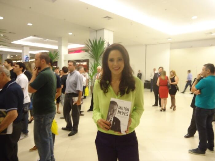 A ex-bandeirinha Ana Paula Oliveira esteve presente em
evento de lançamento da biografia do jornalista Milton Neves, na última
segunda-feira (11), em um shopping de São Paulo. Após garantir seu exemplar,
receber um autógrafo de seu amigo pessoal e cumprimentá-lo, ela conversou com o
R7 e falou sobre as polêmicas na carreira de auxiliar, a nova
experiência como jornalista e os futuros projetos profissionais, dentre eles um
livro sobre futebol que já está escrito. Relembre aqui momentos marcantes da
carreira da primeira musa da arbitragem mundial 