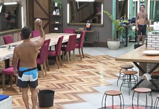 Biel e Mariano também tiveram um início conturbado. Após ser vetado da disputa de uma Prova de Fogo, o funkeiro não perdoou o sertanejo e os dois acabaram discutindo após Luiza contar que ouviu uma conversa em que Mariano falava mal de Biel. Teve fogo no feno para todos os lados e somente algumas semanas depois, os cantores se acertaram