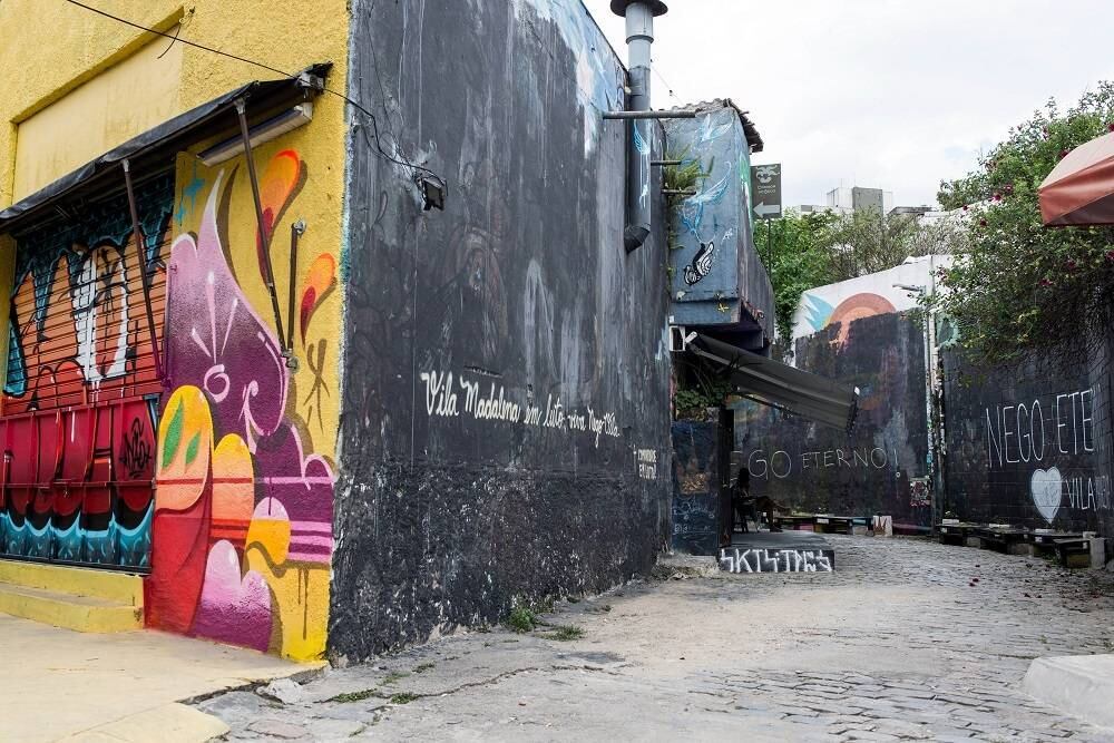 Beco do Batman, recoberto por grafites coloridos, na zona oeste de SP, amanheceu pintado de preto
