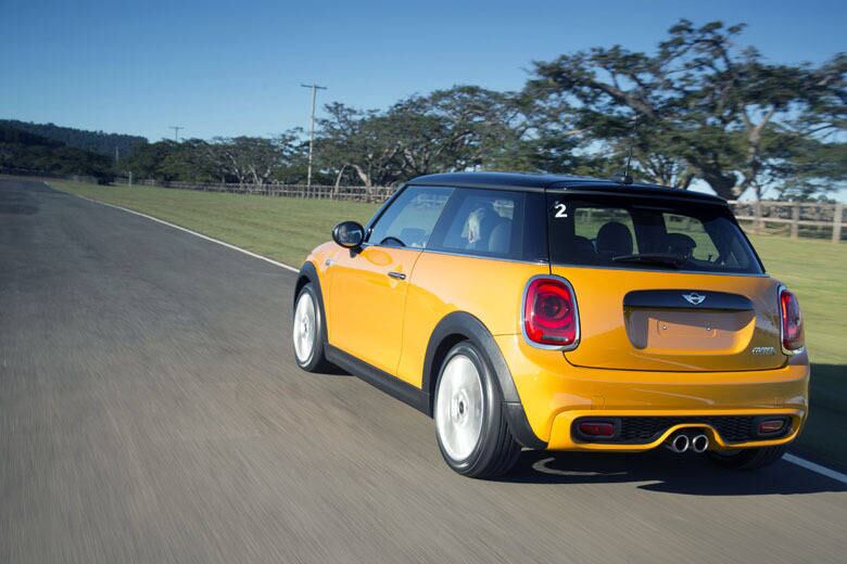 Ícone dos anos 60, o Mini Cooper renascido em 2001 (sob tutela da alemã BMW)
é um carro da moda. Faz o tipo vintage, inspirado no original de 1959.
Nesta nova geração, o hatch consegue entregar o tal "Go Kart feeling"
com mais conforto e sofisticação. Equipamentos como o Head-Up Display e o
controle de cruzeiro adaptativo, que é capaz até de frear o carro
sozinho, mostram que o hatch inglês vem forte. O Cooper S traz um
2.0 turbo de 192 cv. LEIA MAIS