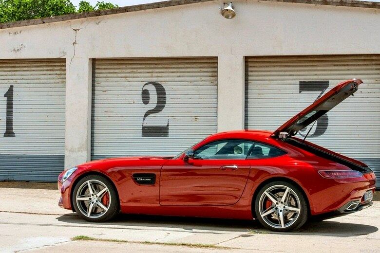 Capô longo, cabine deslocada para trás e ampla tampa traseira marcam o estilo do novo AMG GT, que se afastou do visual do antigo SLS e se aproximou do design da Porsche

Saiba tudo sobre carros! Acesse www.r7.com/carros