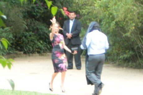 Ana Furtado e Boninho perdem a pose na chegada do casamento