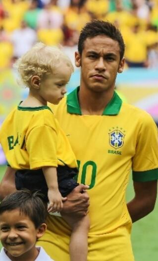 Na vida pessoal, Neymar já é papai e levou Davi Lucca para acompanhar de perto seu jogo com a camisa da amarelinha