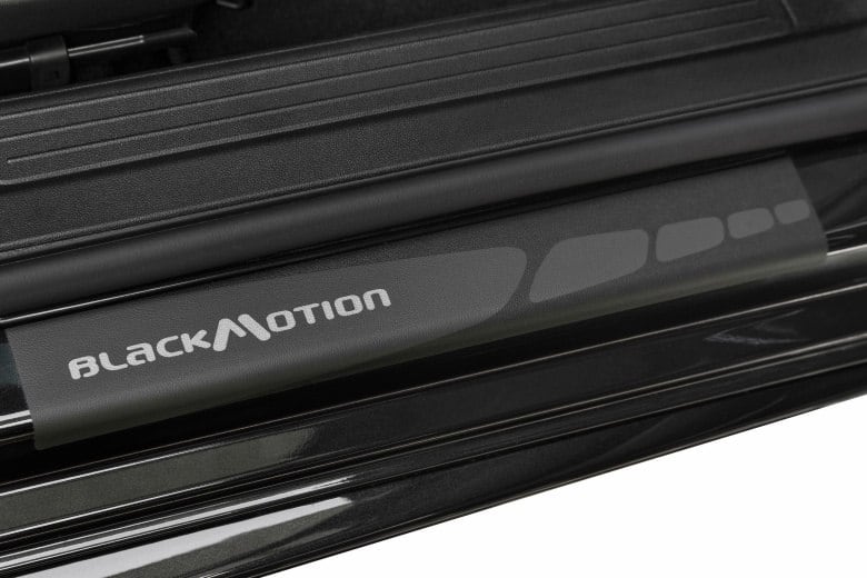 Há ainda adesivos e soleiras com grafismos que trazem o nome da versão