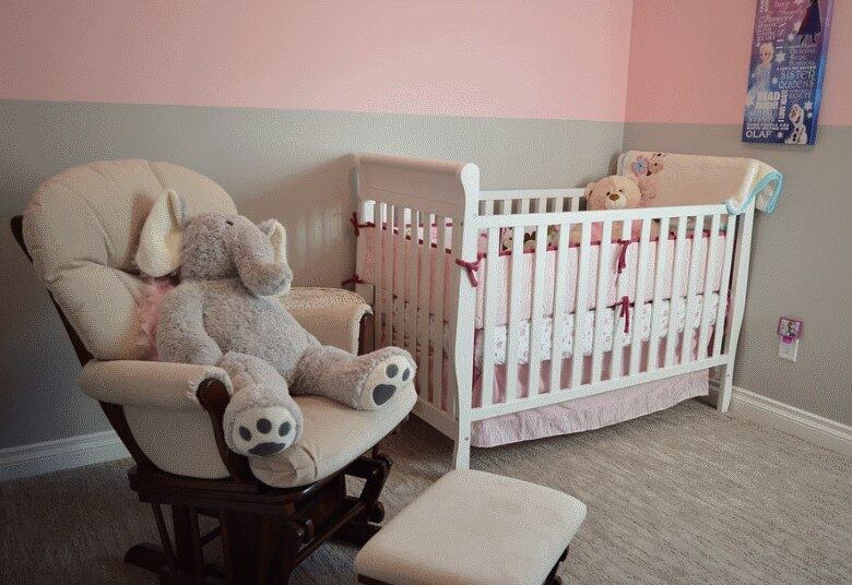 Com a lista de cuidados para a
escolha dos móveis, é hora de selecionar os seus favoritos. “Berço, trocador,
poltrona de amamentação e cômoda são itens praticamente indispensáveis”,
segundo Fernanda. Além deles, você pode ainda dar uma atenção especial para a
iluminação criando a seguinte dinâmica: bem iluminado para a hora da limpeza do
bebê e com uma luz indireta para a amamentação da madrugada.