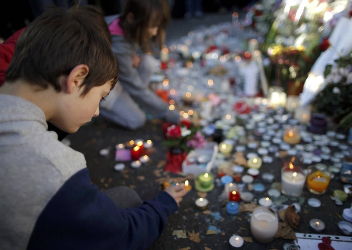 Além dos tiroteios no Bataclán e nos restaurantes Le Petit Cambodge e Le Carrillon, houve explosões próximas ao Stade de France, estádio onde França e Alemanha se enfrentavam