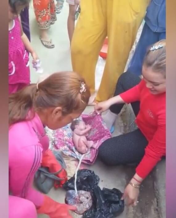 Nele, um grupo de homens e mulheres tenta socorrer a criança abandonada, que foi encontrada ao lado de uma estrada