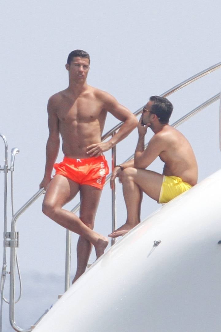 Depois de um ano sem títulos com o Real Madrid, Cristiano Ronaldo, atual melhor do mundo, decidiu relaxar em um iate em Mônaco, na França...