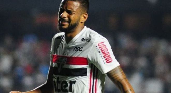 Explorar a péssima cobertura do São Paulo para as descidas de Reinaldo. Arma do Atlético