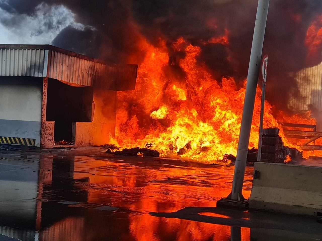 Incêndio durou mais de uma hora e destruiu o galpão de embalagens da empresa de automóveis.