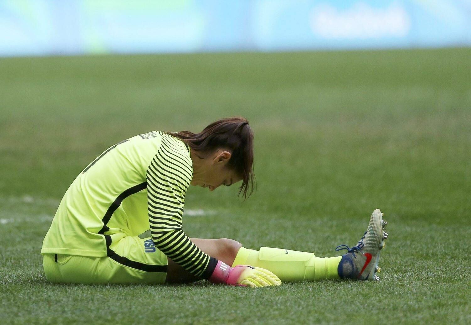Já profissional, Hope Solo se envolveu em diversas polêmicas. Muita gente atribui o temperamento forte da goleira a tudo o que ela passou na vida
