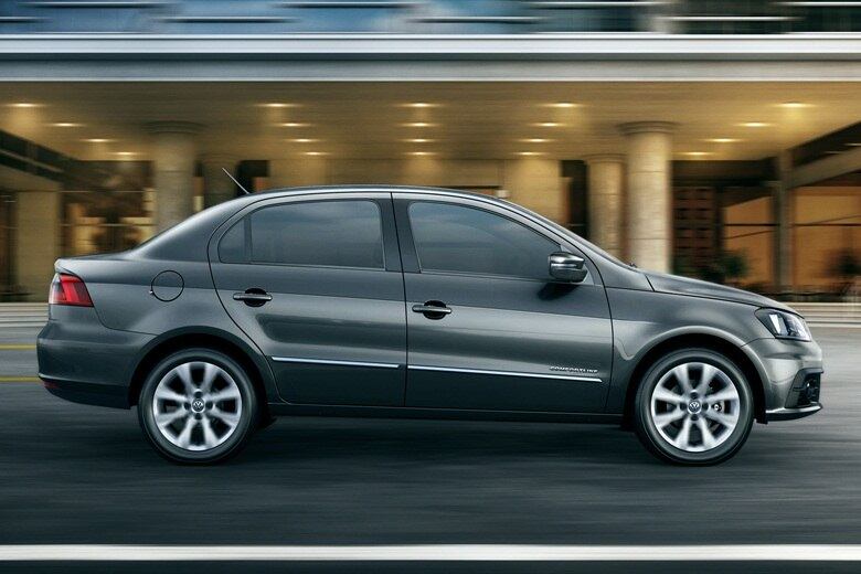 O sedã compacto derivado do Gol chega às lojas nas seguintes versões:
Trendline 1.0 M/T — R$ 40.990
Trendline 1.6 M/T — R$ 44.590
Comfortline 1.0 M/T — R$ 46.490
Comfortline 1.6 M/T — R$ 49.790
Comfortline 1.6 I-Motion — R$ 53.090
Highline 1.6 M/T — R$ 55.290
Highline 1.6 I-Motion — R$ 58.590