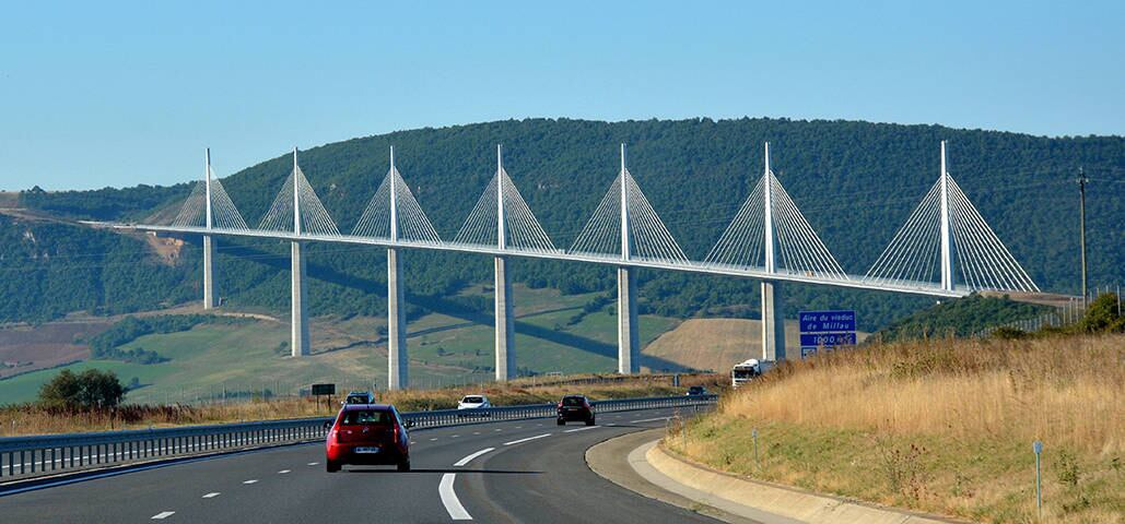 Neste dia 14/12, faz 17 anos que o viaduto Millau, na França, foi inaugurado. É a ponte mais alta do mundo (considerando a estrutura em si). São 270 metros, no vão livre sobre o rio Tarn. Com 8 trechos de aço, suportados por cabos escorados em 7 pilares de concreto, a ponte faz ligação com a Espanha. Tem 2.460m de extensão.