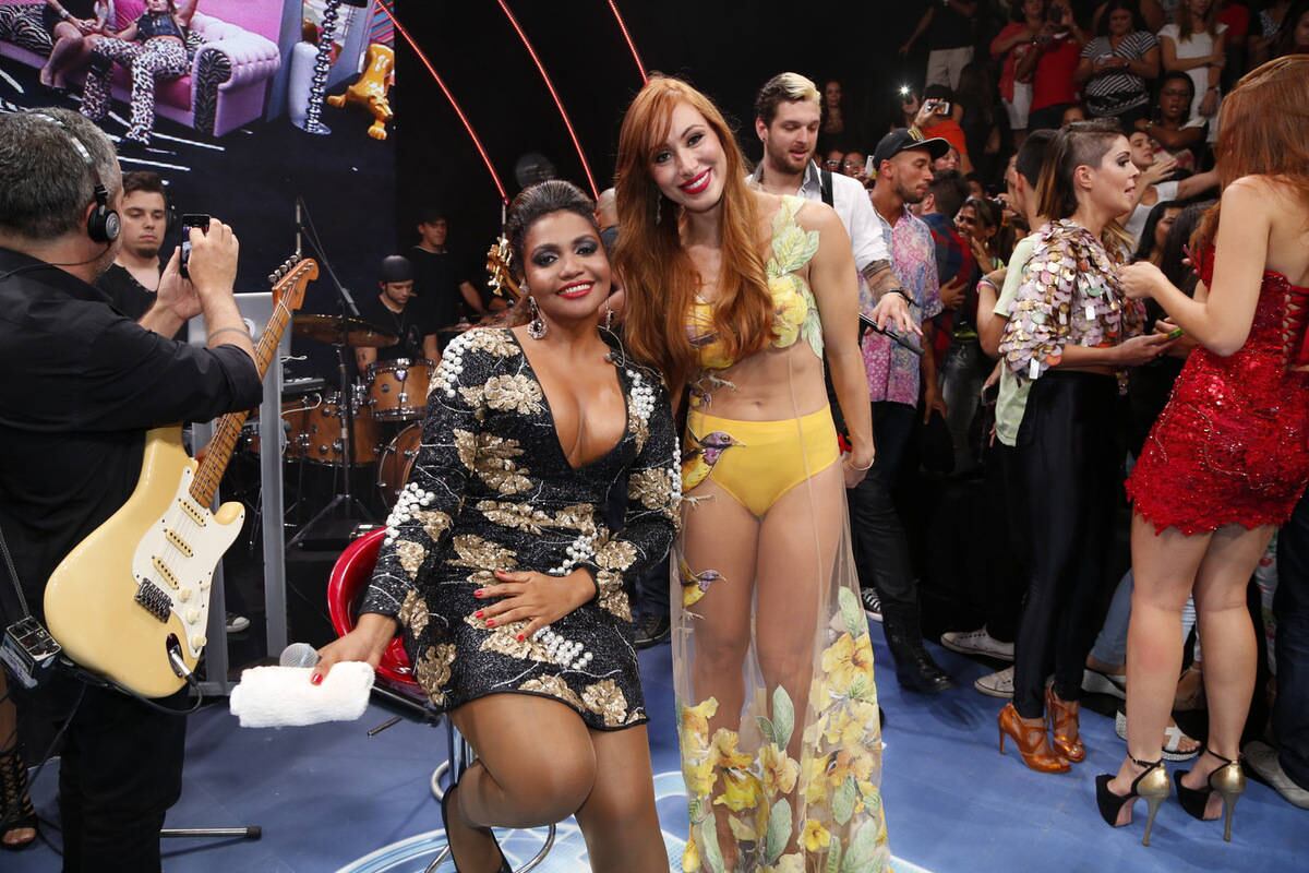 Aline roubou a cena com seu vestido bizarro