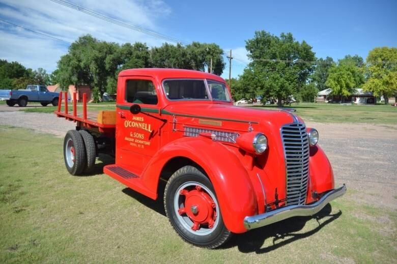 Esta caminhonete Diamond T Truck ano 1937  foi restaurada, tem motor 6 cilindros e câmbio mecânico. O preço é uma pechincha: R$ 3.378 (US$ 1.100)
