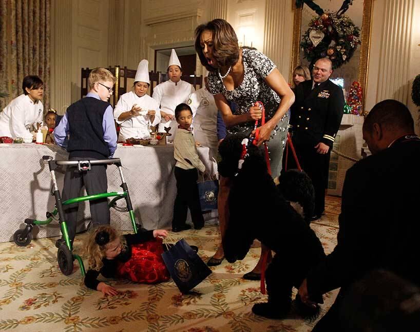 

A primeira-dama dos Estados Unidos, Michelle Obama, passou
por um constrangimento nesta quarta-feira (4), quando recebia parentes de militares
durante um evento na Casa Branca.



Sunny, a cadelinha presidencial, derrubou uma menininha de
apenas dois anos

