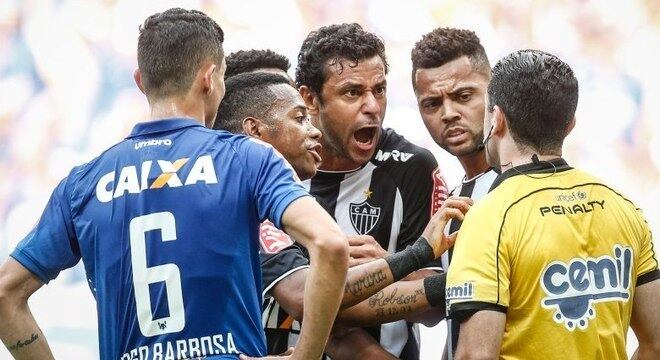 Fred conseguiu ser expulso após cobrança de falta do Atlético-MG contra o Cruzeiro