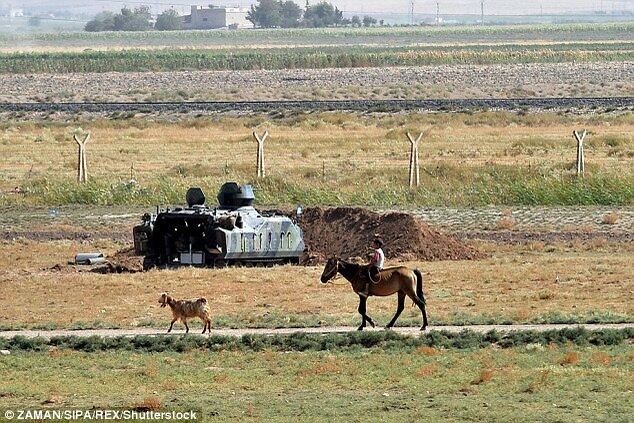 Após uma hora de caminhada, um carro apareceu e um dos soldados do Estado Islâmico levou Ali para uma casa de recepção, não muito longe e lá.
O edifício era grande, e o piso de entrada era coberto por um jardim, onde aguardavam cerca de uma dúzia de recém-chegados. Ali relatou a experiência:
— Era como um aeroporto. Vi americanos, ingleses, franceses e pessoas de todo o mundo. Apenas um deles era sírio