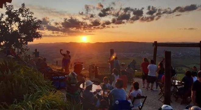 Quando o sol se esconde, só resta aplaudir a exuberância da natureza