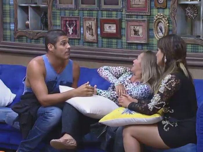 E disse que estava certa.

— Eu falava: "Vocês estão rodando... E o erro tá aonde? E não deu outra. Hoje foi a prova!"


+ Quem você quer que continue na Fazenda? Clique aqui e vote quantas vezes quiser

+ Por decisão do público, misterioso envelope roxo é aberto e imuniza Babi Rossi

+ Bruna Tang e Leo Rodriguez formam a nona Roça da Fazenda 7

+ Com 48,03% dos votos, Débora Lyra é a eliminada da semana. Relembre a trajetória da peoa

+ Com 51,97% dos votos, Babi Rossi continua na Fazenda

+ Acabou! Disputando a preferência do público, Babi e Débora colocam fim na amizade. Relembre!

