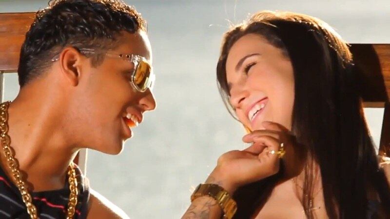 Daleste aparece no clipe sorridente e rodeado de jovens garotas. No videoclipe, o funkeiro valoriza loiras e morenas. E canta: "Eu sou Daleste com as top de Angra do lado (...) Chama as top vê-vê-vê-vê vem (...)"