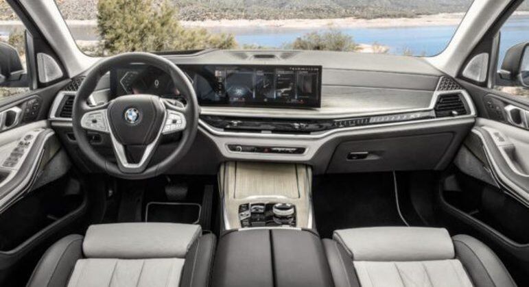 Interior conta com BMW Live Cockpit Professional