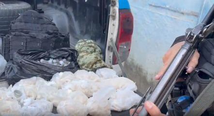 Agentes apreenderam 311 sacolés de cocaína