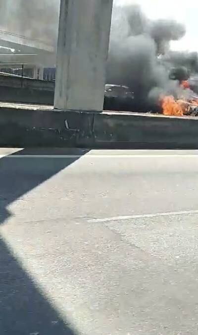 Carro ficou em chamas após colisão no sentido Rio de Janeiro