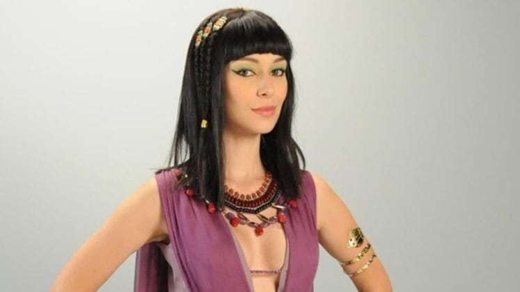 Gananciosa

Antes de ir morar no palácio, Yunet era dançarina e mulher de conveniência para soldados, e não mediu esforços para ascender socialmente