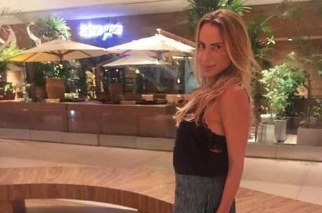Marilene Saade, mulher de Stênio Garcia, usou o Instagram na terça-feira (21), para informar aos seguidores que poderá ter que retirar o útero. Ela disse que tem mioma uterino desde 2005, mas nunca quis operar por medo. 

— Hoje continuarei os exames para confirmar que estou apenas com o útero gigante devido a miomas que cresceram e estão comprimindo a bexiga e parede intestinal, causando dores alucinantes. Mas sei que tenho mioma desde 2005 e como tenho pânico de tomar anestesia não fiz a cirurgia e deixei chegar a um ponto que não é legal. Não podemos deixar que o pavor ou medo de cirurgia nos prejudique. Mas eu medrosa, deixei. Hoje, vou fazer exame para confirmar diagnóstico e sendo isso vou marcar a cirurgia de retirada do útero o mais breve possível. Ontem, passei por momentos tensos, pois poderia ser um tumor no intestino, enfim, quando tiverem algo cirúrgico como mioma ou qualquer coisa não hesite e resolva logo para não passar o sufoco que passei ontem. Toda rosa tem espinhos e isso é a vida.
