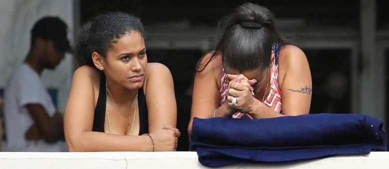 Familiares e amigos de vítimas do massacre na boate Pulse Orlando são vistos no Departamento de Policia de Orlando