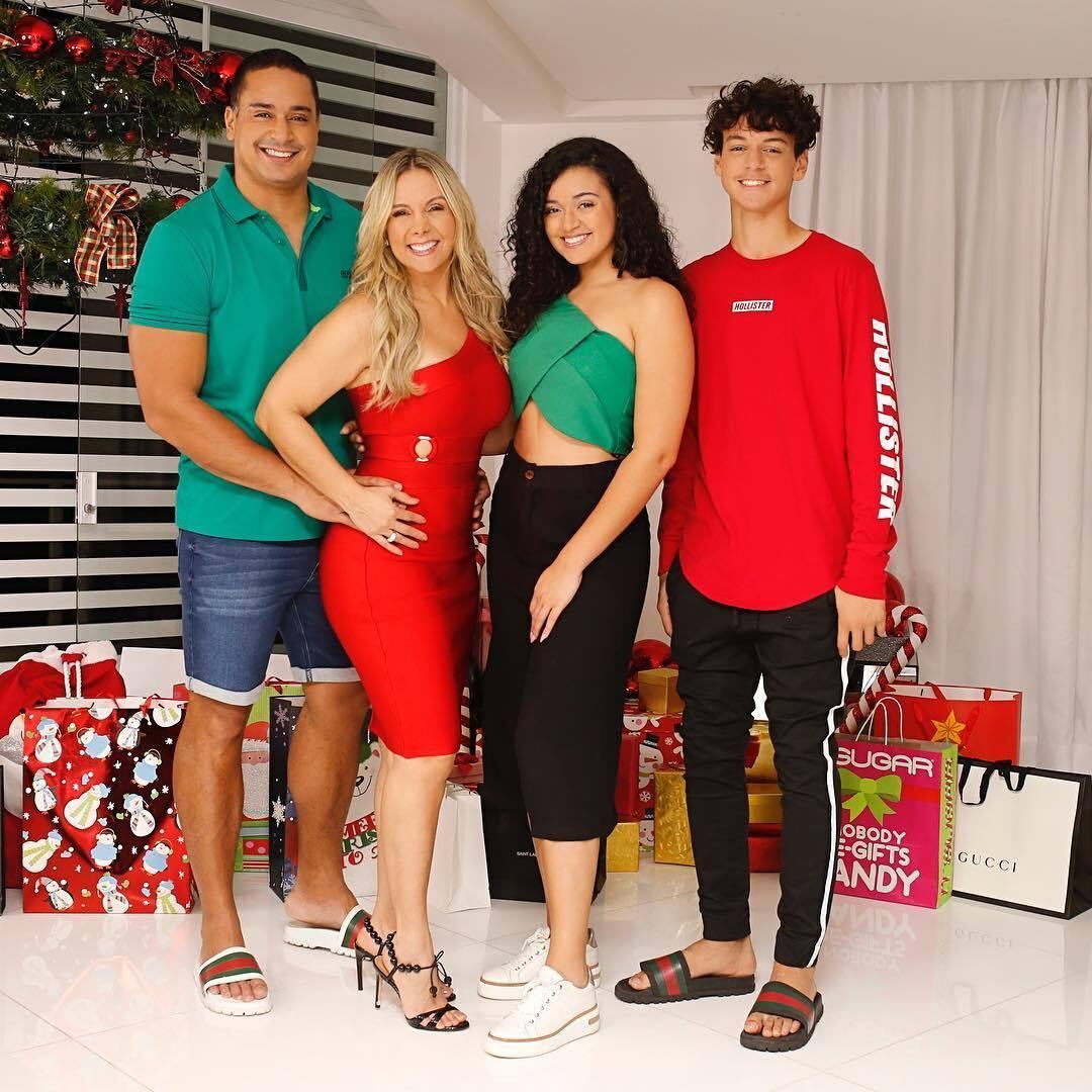 Usando cores que remetem à festa de Natal, vermelho e verde, a família de Carla Perez e Xandy mandou aquela energia boa para os fãs 