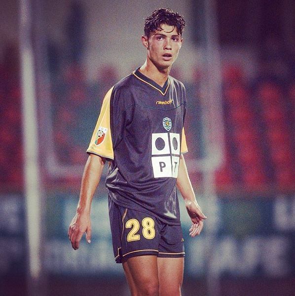 Cristiano Ronaldo: por fim, o mais vaidoso de todos os jogadores de futebol da atualidade. Apesar de iniciar sua carreira com cortes estranhos, CR7 mudou bastante até chegar em seu estilo atual