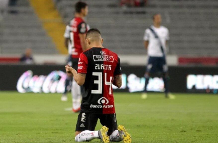 No Campeonato Mexicano, alguns jogadores ficaram até ficaram de joelhos no gramado fazendo suas orações, antes de a bola rolar, em forma de homenagem. Imagem da partida entre Puebla sobre e Atlas