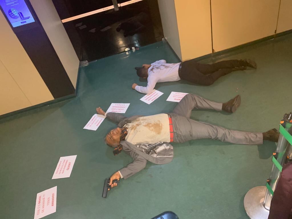 Deputado e assessor fizeram protesto contra decreto do presidente da República