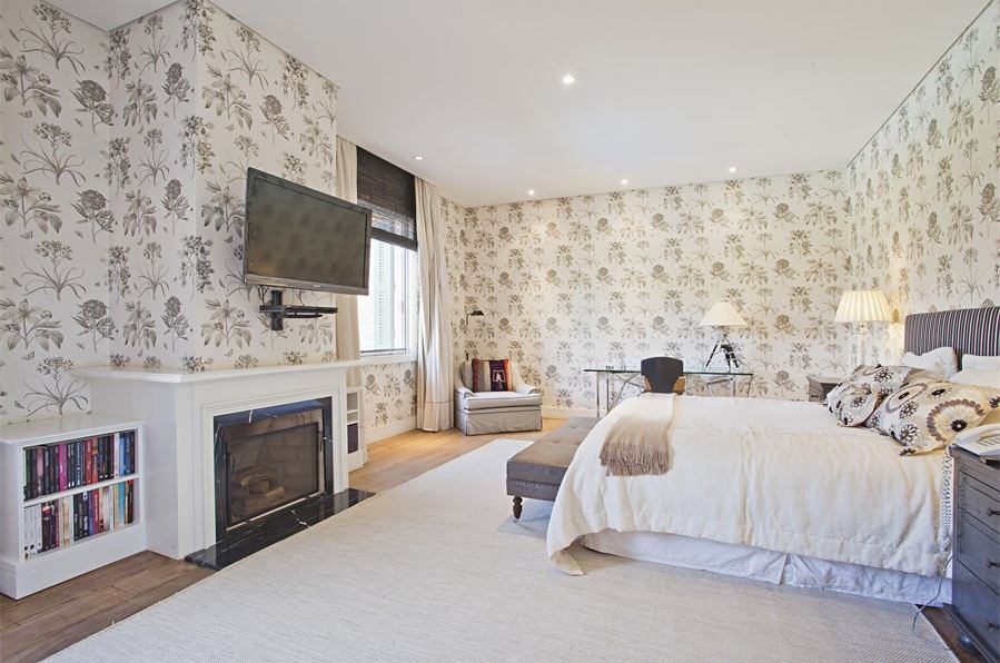 São cinco suítes, sendo que a principal tem TV e lareira
